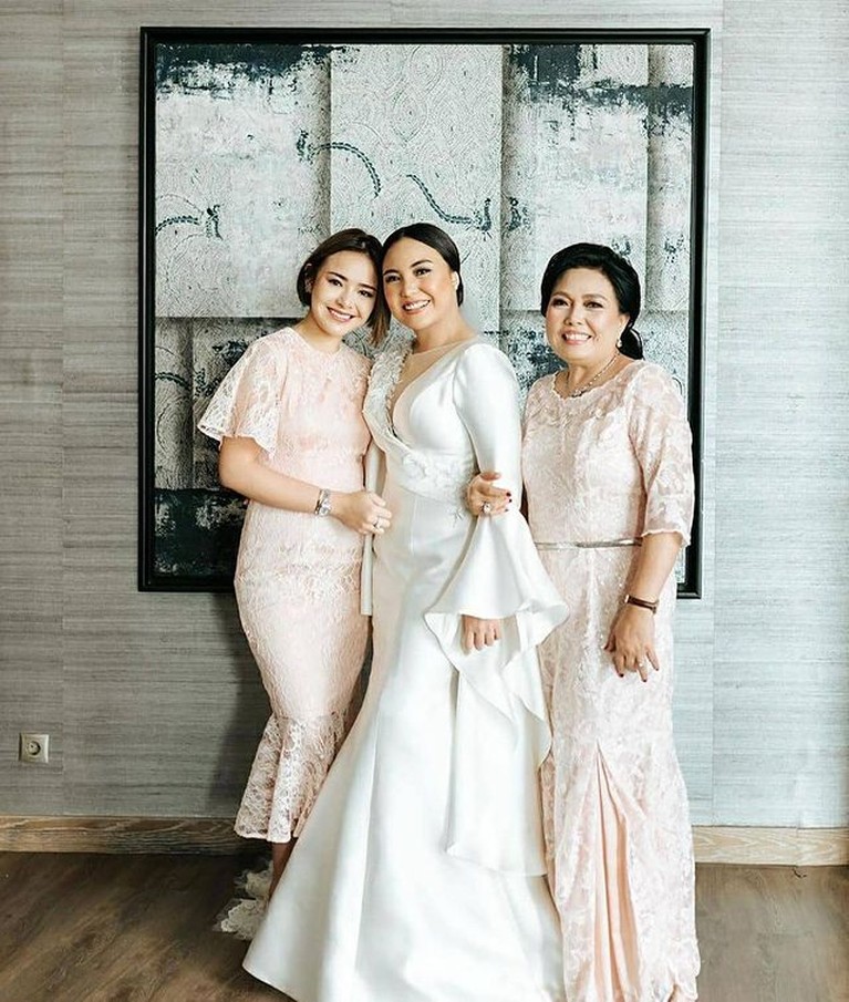 Henny Manopo ibunda tercinta Amanda Manopo meninggal dunia pada minggu (25/7). Yuk kita intip momen kenangan mereka!