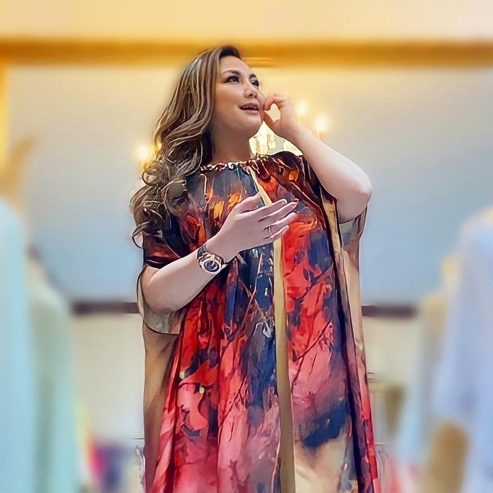 <p>Nia sering menampilkan OOTD, salah satunya dengan foto memakasi kaftan bernuansa merah ini. Telrihat fresh dan modis ya, maka tak heran kalau dijuluki nenek cantik. (Foto: Instagram: @niadaniatynew)</p>