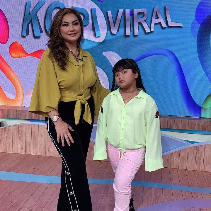 <p>Siapa sangka kalau penyanyi cantik Nia Daniaty kini sudah berusia 57 tahun, Bunda. Meski sudah menjadi seorang nenek, penampilannya tetap modis dan awet muda. (Foto: Instagram: @niadaniatynew)</p>
