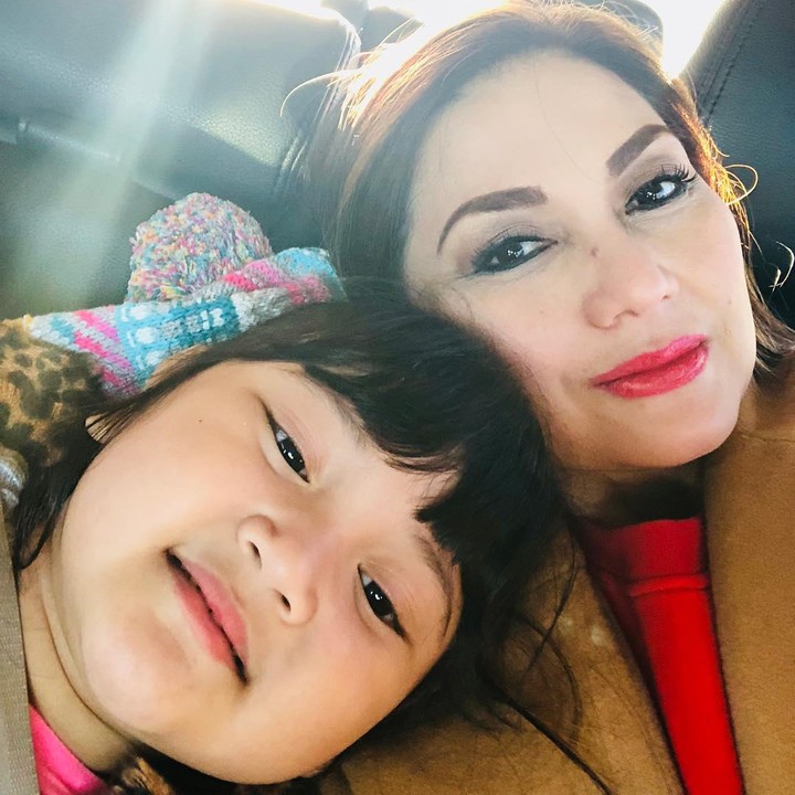 <p>Ia kini memiliki seorang cucu cantik bernama Shaakila. Nia dan Shaakila sangat dekat, Bunda. Mereka bahkan kerap membagikan kegiatan bersama, lho. (Foto: Instagram: @niadaniatynew)</p>