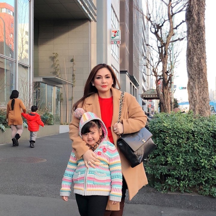 <p>Pada 2019 lalu, Nia Daniaty dan Shaakila menyempatkan berlibur ke Tokyo, Jepang, Bunda. Saat itu, udara di Tokyo sedang dingin sehingga keduanya mengenakan mantel tebal. (Foto: Instagram: @niadaniatynew)</p>
