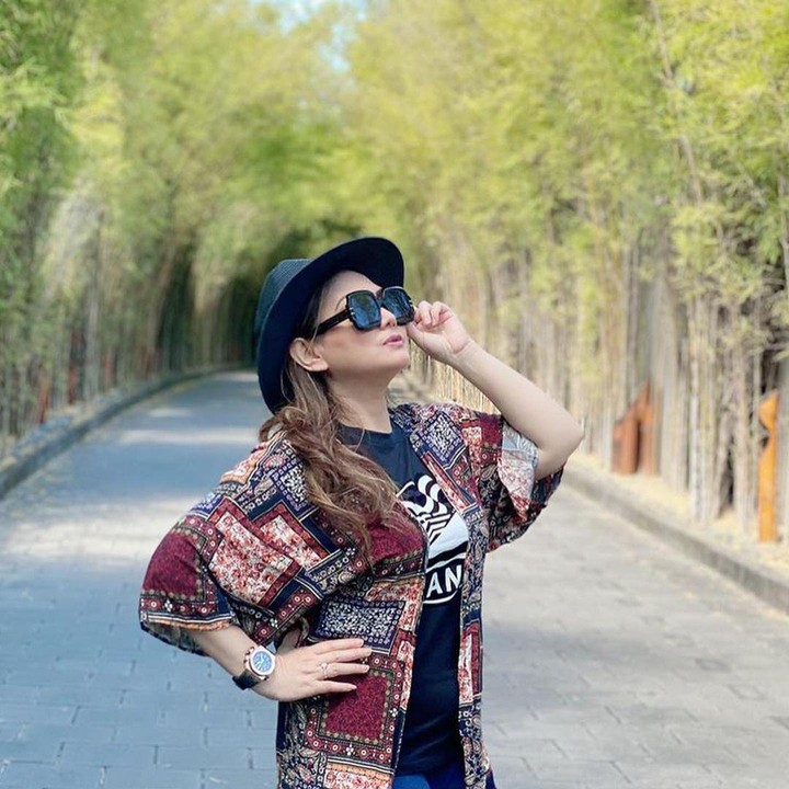 <p>Nia Daniaty masih tampak menawan meski usianya sudha mendekati 60 tahun. Bergaya kasual, terlihat sangat menarik ya, Bunda. (Foto: Instagram: @niadaniatynew)</p>