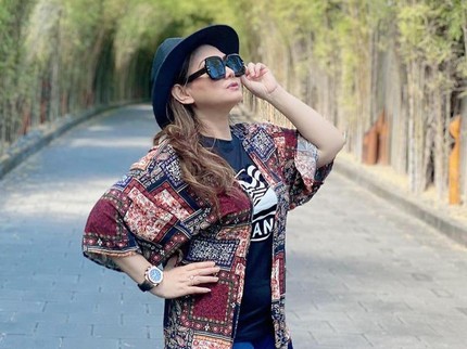 7 Potret Nia Daniaty, Nenek Cantik yang Awet Muda di Usia 57 Tahun