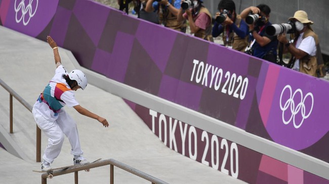 Atlet 13 tahun Jepang, Nishiya Momiji, menciptakan sejarah sebagai peraih medali emas putri pertama cabang skateboard di Olimpiade Tokyo 2020.