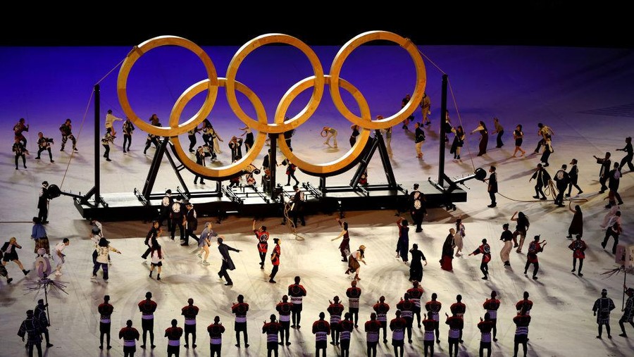 Olimpiade Tokyo 2020 TOKYO, JAPAN - JULY 23: Performers dance around a large Olympic Rings logo during the Opening Ceremony of the Tokyo 2020 Olympic Games at Olympic Stadium on July 23, 2021 in Tokyo, Japan. (Photo by Cameron Spencer/Getty Images)
