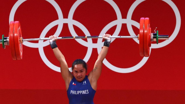 Hidilyn Diaz yang meraih medali emas cabang olahraga angkat besi putri Olimpiade Tokyo 2020, mendapat bonus uang dan rumah dari pemerintah Filipina.