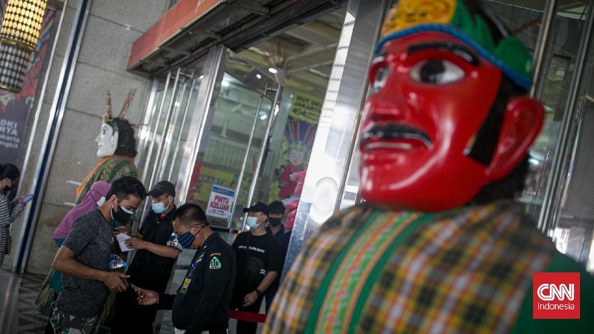 FOTO: Pasar Tanah Abang Kembali Bergeliat