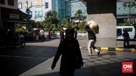 FOTO: Pasar Tanah Abang Kembali Bergeliat