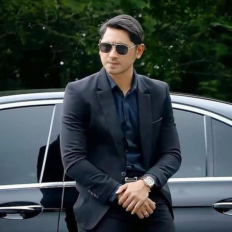 Pesona Arya Saloka Saat Pakai Jas Perankan Aldebaran Bikin Klepek-klepek Arya Saloka tengah naik daun setelah membintangi sinetron 'Ikatan Cinta'. Yuk kita intip pesonanya!