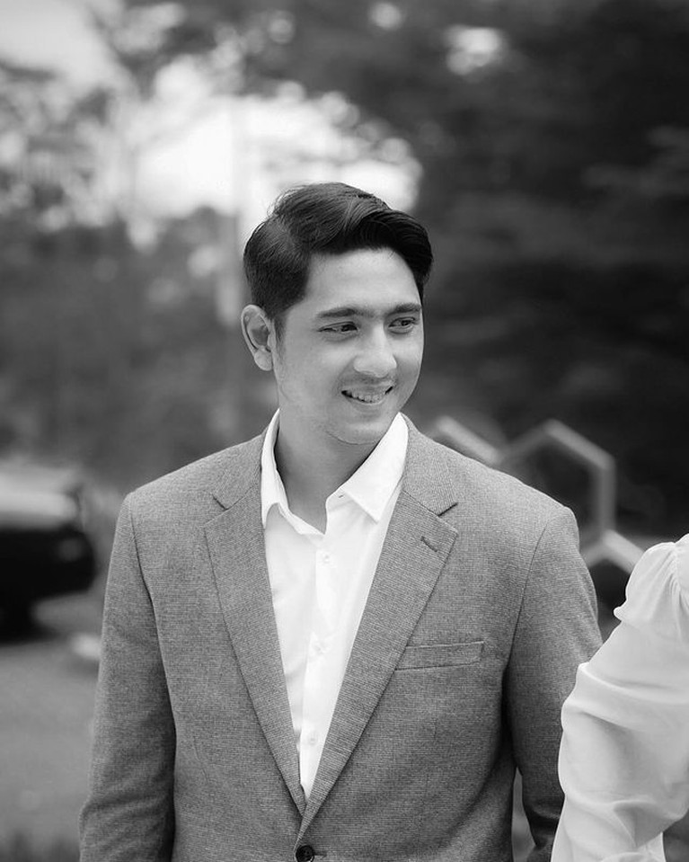 Pesona Arya Saloka Saat Pakai Jas Perankan Aldebaran Bikin Klepek-klepek Arya Saloka tengah naik daun setelah membintangi sinetron 'Ikatan Cinta'. Yuk kita intip pesonanya!