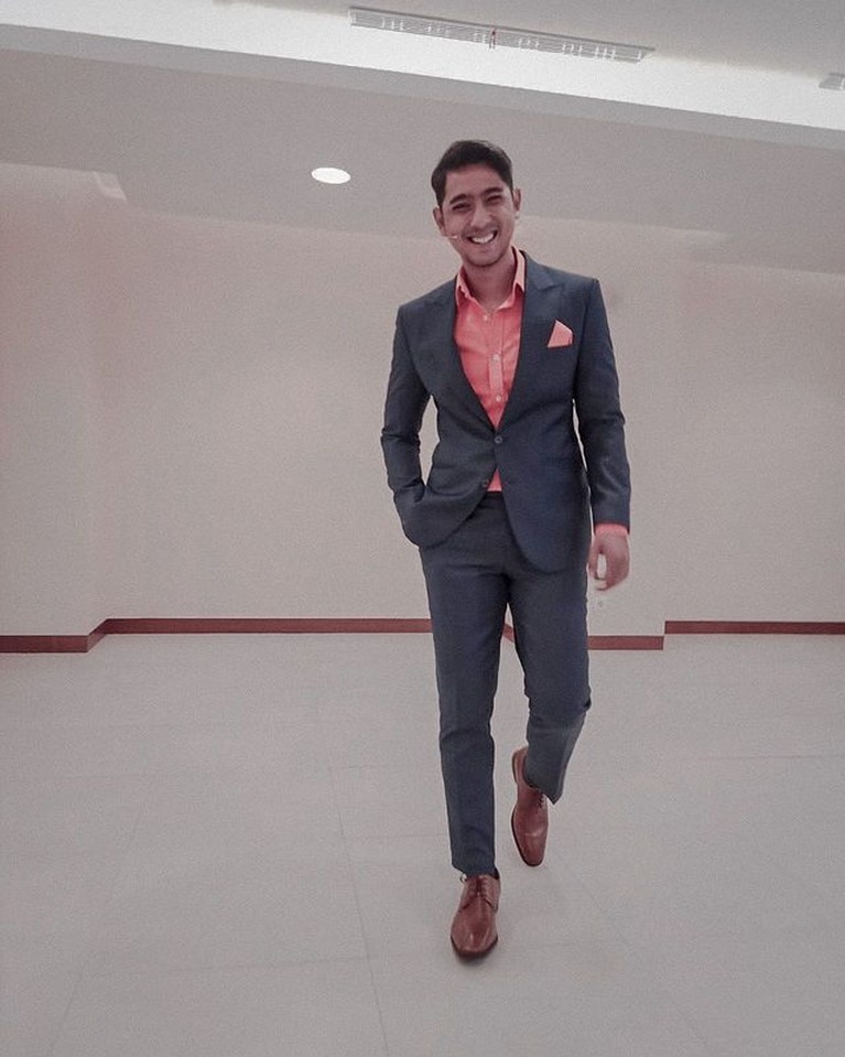 Pesona Arya Saloka Saat Pakai Jas Perankan Aldebaran Bikin Klepek-klepek Arya Saloka tengah naik daun setelah membintangi sinetron 'Ikatan Cinta'. Yuk kita intip pesonanya!