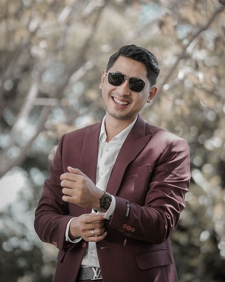 Pesona Arya Saloka Saat Pakai Jas Perankan Aldebaran Bikin Klepek-klepek Arya Saloka tengah naik daun setelah membintangi sinetron 'Ikatan Cinta'. Yuk kita intip pesonanya!