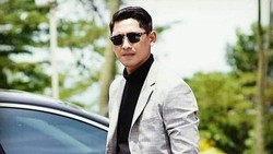 img-title Pesona Arya Saloka Saat Memakai Jas Perankan Aldebaran Bikin Klepek-klepek