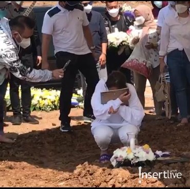 Potret Amanda Manopo Tak Kuasa Tahan Tangisan Saat Pemakaman Ibunda