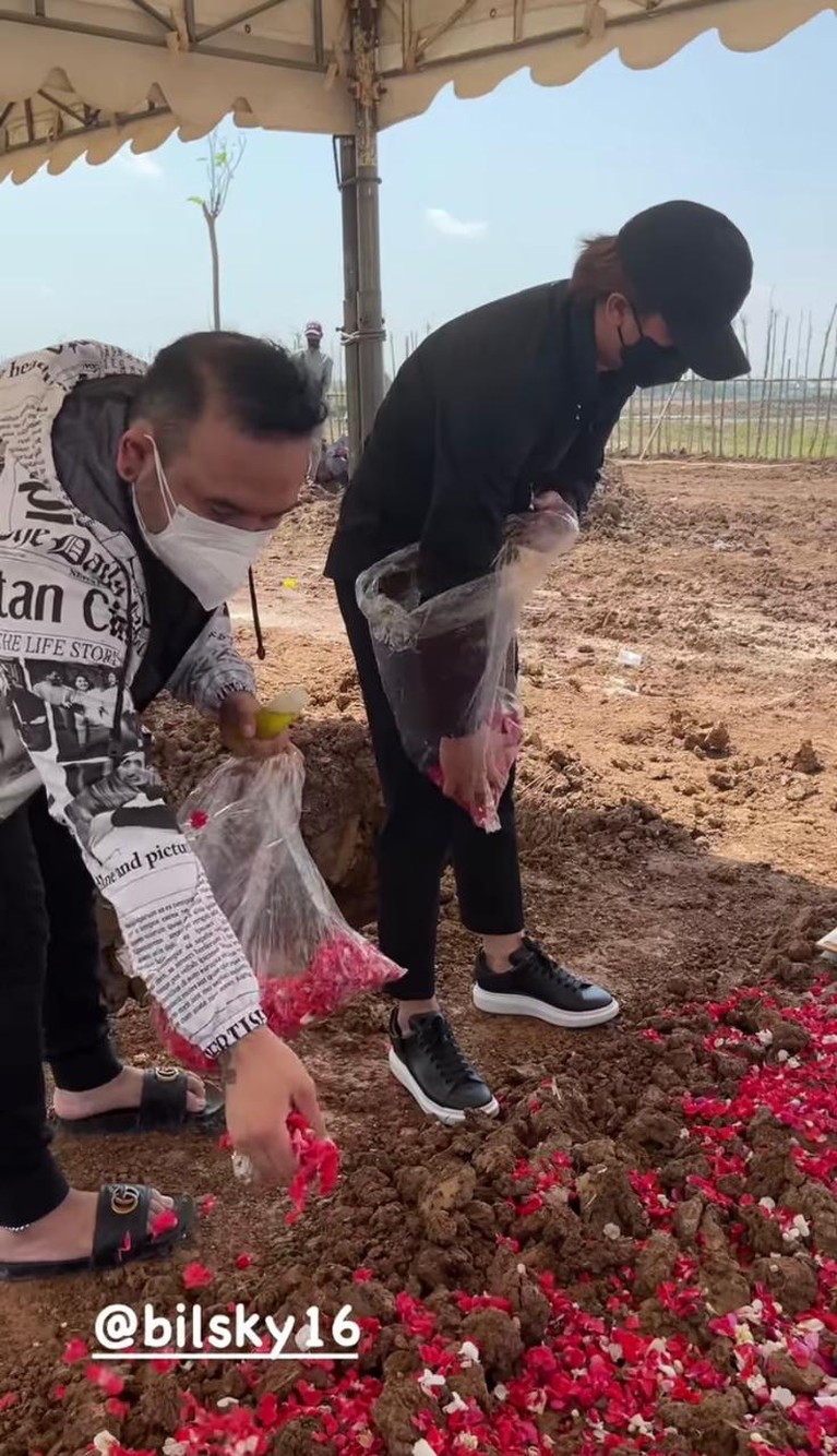 Potret Amanda Manopo Tak Kuasa Menahan Tangis Saat Proses Pemakaman Sang Ibunda Henny Manopo ibunda Amanda Manopo meninggal dunia pada minggu (25/7). Yuk kita intip proses pemakamannya!