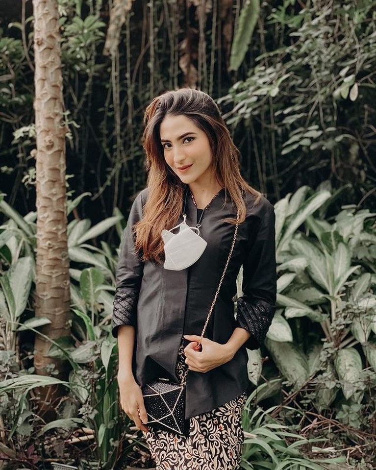 Curhatan seorang netizen melalui video TikTok tentang seorang pelakor menyeret nama artis sinetron Shirin Safira. Yuk intip potretnya!