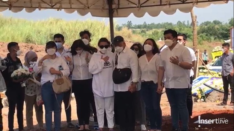 Prosesi Pemakaman Ibunda Amanda Manopo Prosesi Pemakaman Ibunda Amanda Manopo