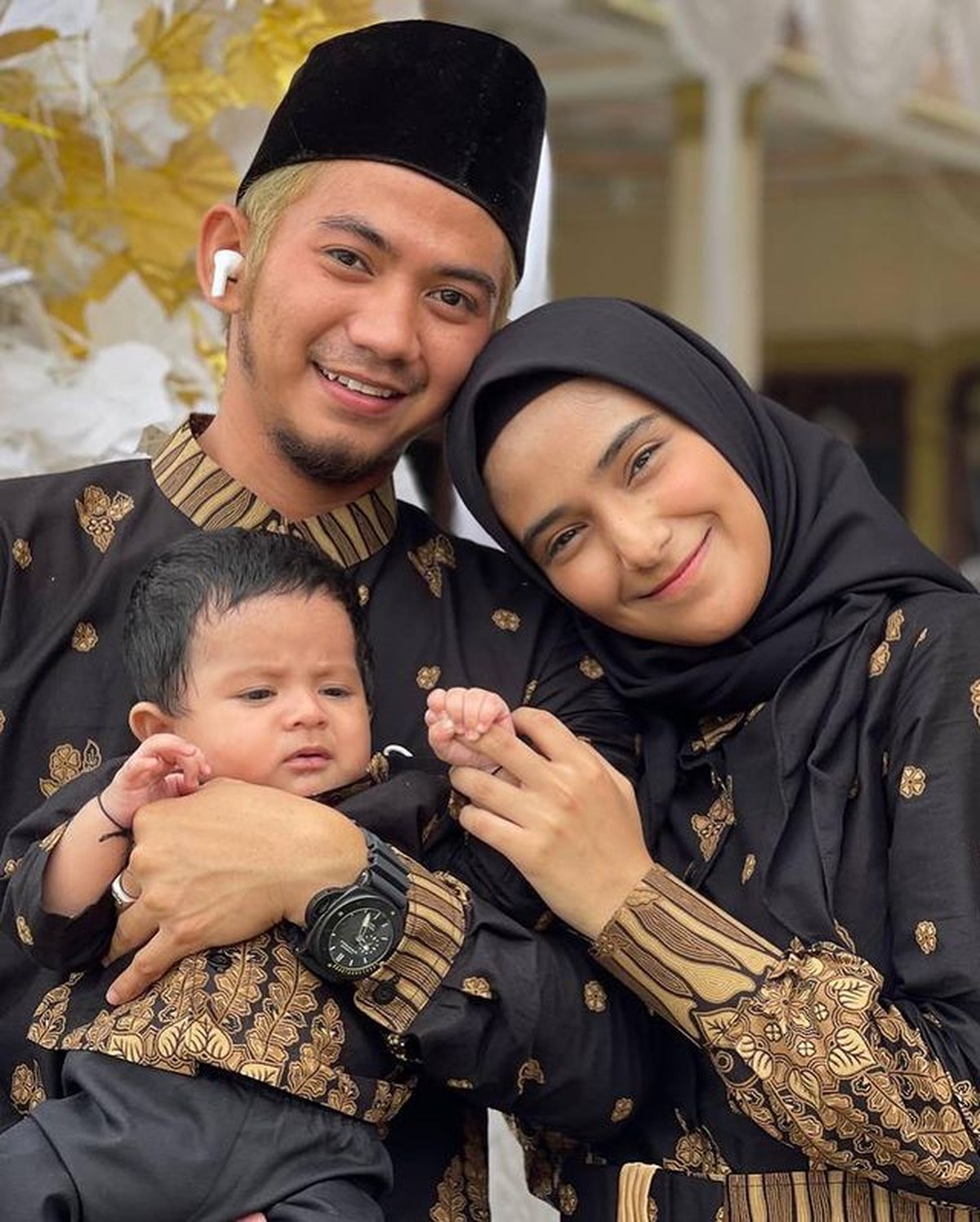 Rumah tangga Rizky DA dan Nadya Mustika membaik&comma; mereka memutuskan rujuk bahkan pamer foto mesra&period; Yuk intip&excl;