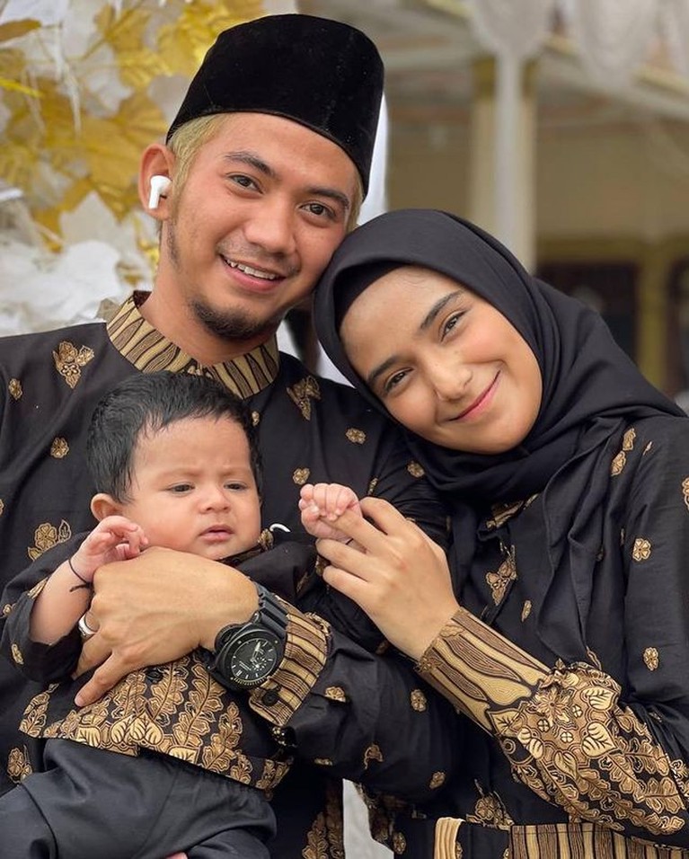 Putuskan Rujuk, Momen Rizky DA dan Nadya Mustika Pamer Kemesraan Rumah tangga Rizky DA dan Nadya Mustika membaik, mereka memutuskan rujuk bahkan pamer foto mesra. Yuk intip!