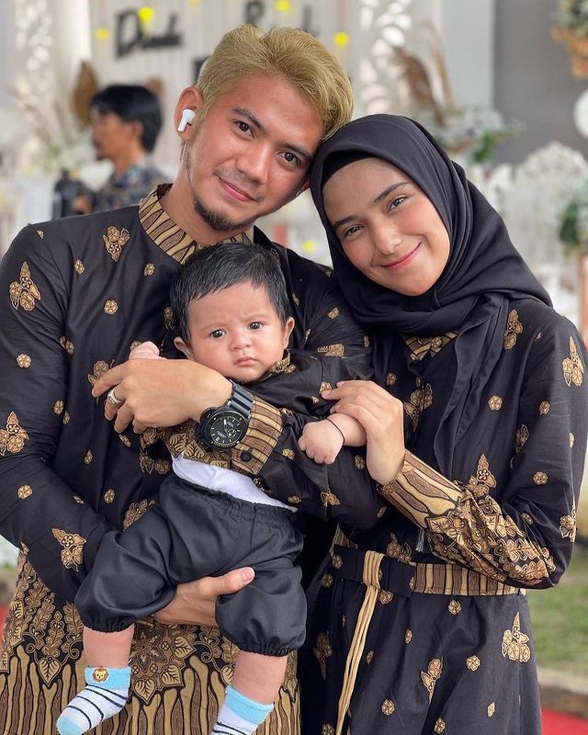 Rumah tangga Rizky DA dan Nadya Mustika membaik&comma; mereka memutuskan rujuk bahkan pamer foto mesra&period; Yuk intip&excl;