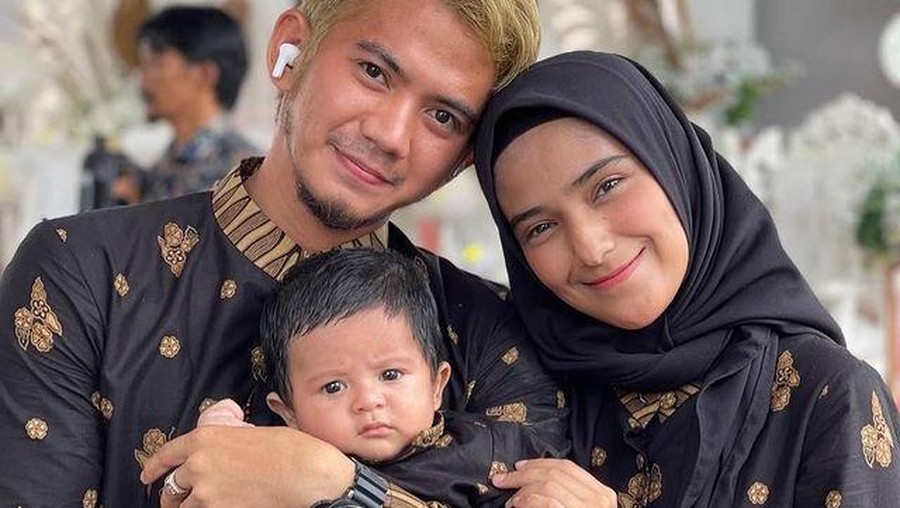 Rumah tangga Rizky DA dan Nadya Mustika membaik, mereka memutuskan rujuk bahkan pamer foto mesra. Yuk intip!