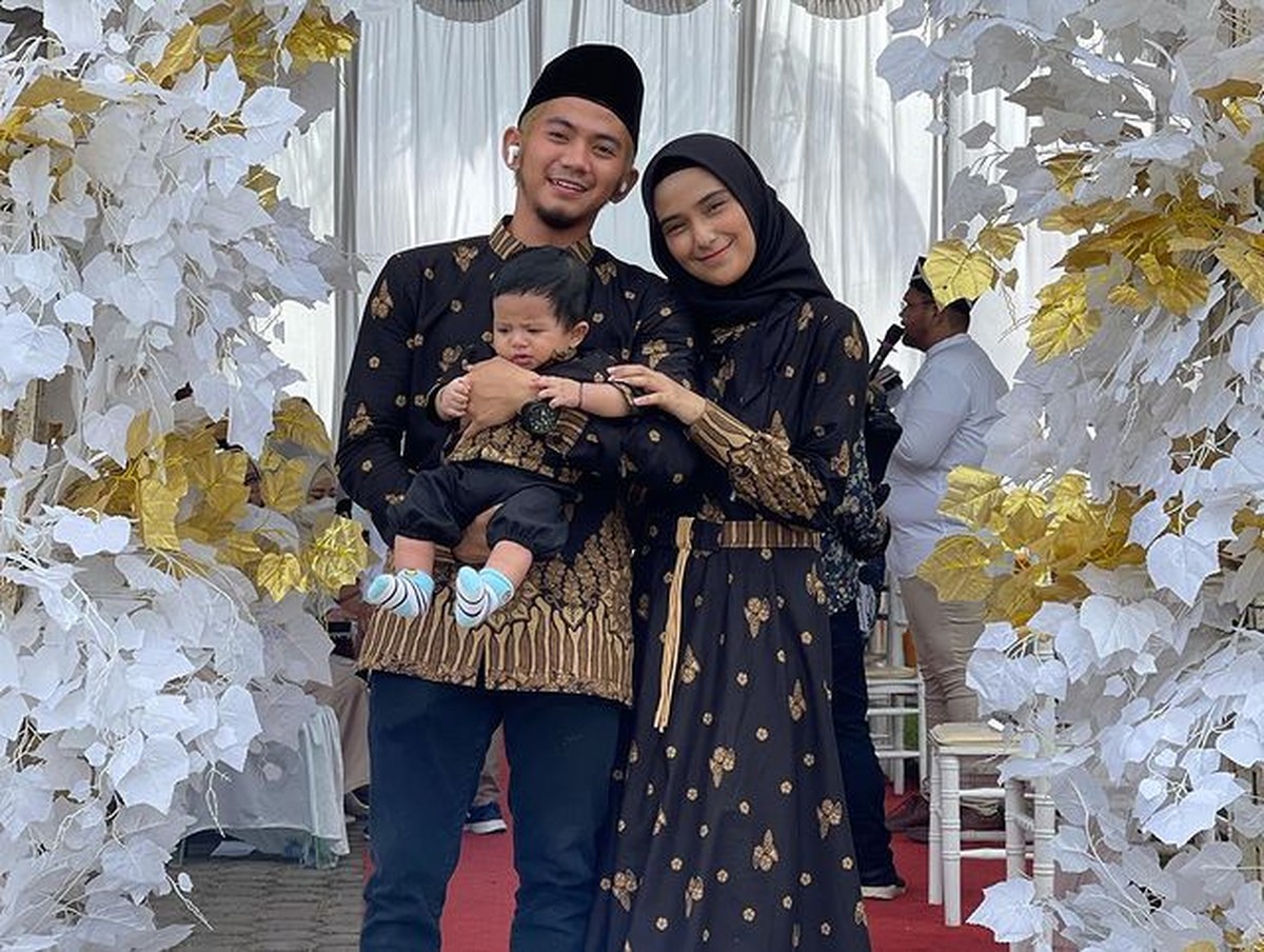 Rumah tangga Rizky DA dan Nadya Mustika membaik&comma; mereka memutuskan rujuk bahkan pamer foto mesra&period; Yuk intip&excl;