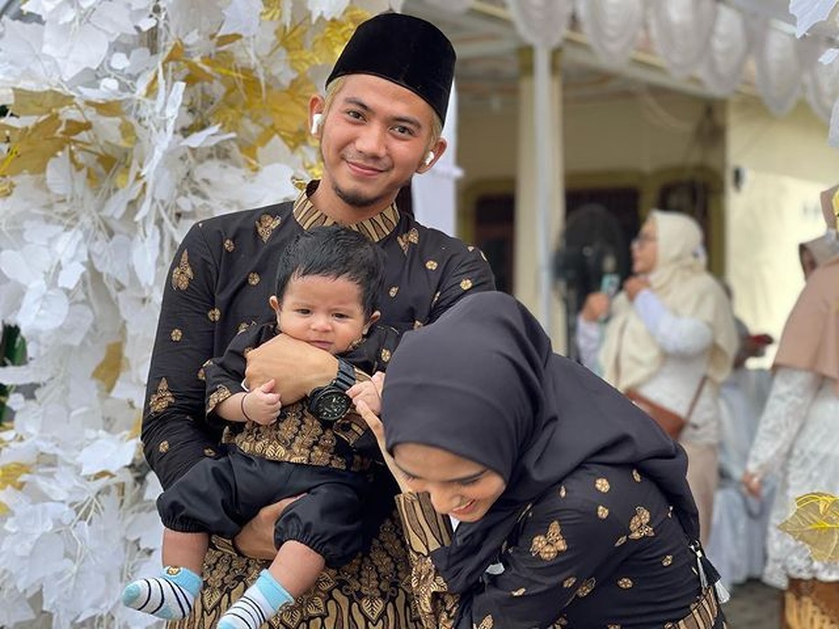 Rumah tangga Rizky DA dan Nadya Mustika membaik&comma; mereka memutuskan rujuk bahkan pamer foto mesra&period; Yuk intip&excl;
