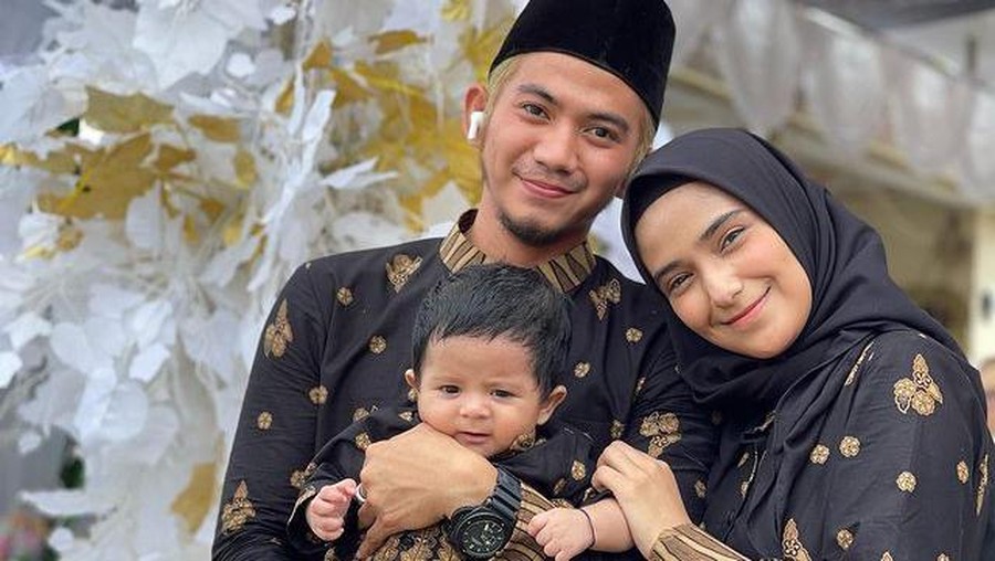 Rumah tangga Rizky DA dan Nadya Mustika membaik, mereka memutuskan rujuk bahkan pamer foto mesra. Yuk intip!
