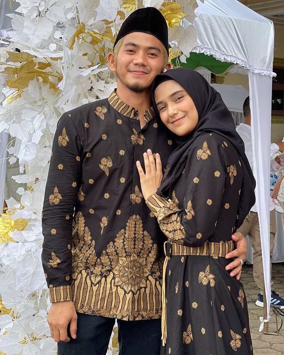 Rumah tangga Rizky DA dan Nadya Mustika membaik&comma; mereka memutuskan rujuk bahkan pamer foto mesra&period; Yuk intip&excl;