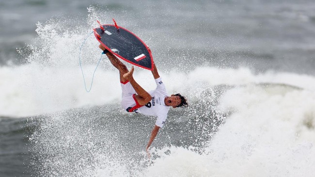 Surfer Indonesia Rio Waida gagal melaju ke babak perempat final cabang surfing Olimpiade Tokyo 2020 setelah dikalahkan peselancar tuan rumah Igarashi.