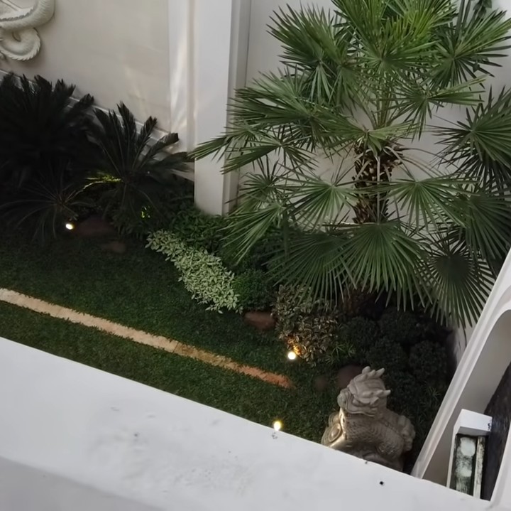 <p>Bagian halaman rumah Jordi Onsu terlihat asri dengan berbagai tanaman hijau. Taman dibuat sangat minimalis dengan nuansa ketimuran. Terdapat patung-patung serta tanaman pakis yang menambah estetika. (Foto: YouTube Ivan Gunawan)</p>