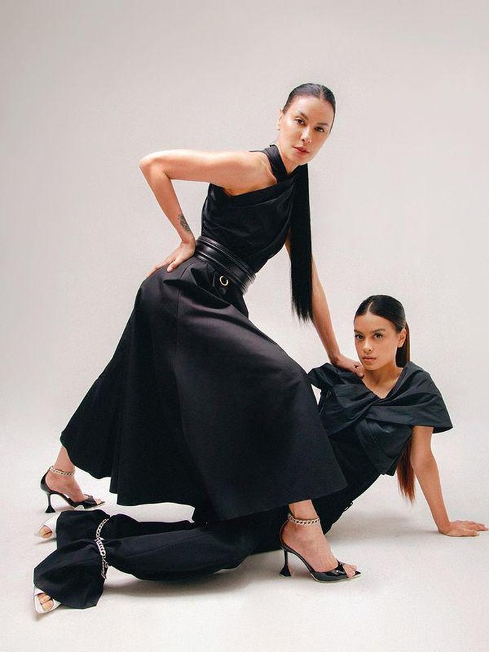 Sophia Latjuba dan Eva Celia adalah pasangan ibu dan anak hits dan kompak! They look stunning with black outfit. /foto:instagram/sophia_latjuba88)