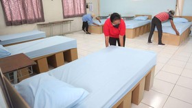 Gedung Isoman Surabaya Pakai Ranjang Kardus Standar Olimpiade