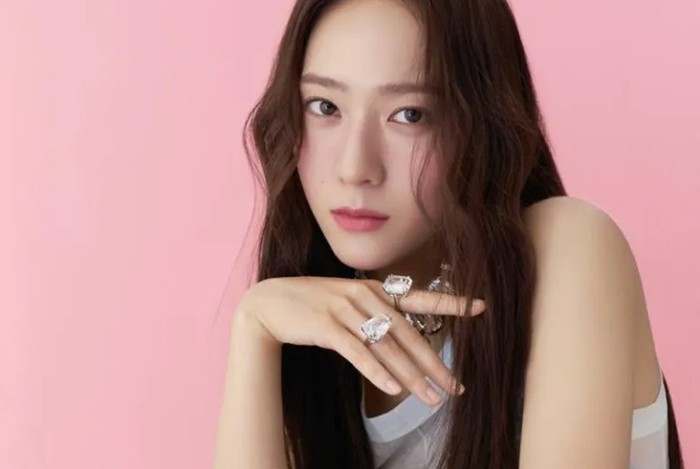 Swarovski merupakan brand perhiasan terkenal yang harganya mahal. Namun untuk pemotretan ini, Krystal tidak perlu tampil ekstra untuk menonjolkan kesan mewah tersebut. Cukup dengan makeup tipis natural, ia sudah tampak elegan. (Foto: harpersbazaar.co.kr)