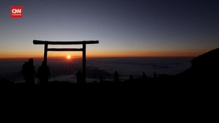 VIDEO: Gunung Fuji Dibuka, Pendaki Buru Momen Matahari Terbit