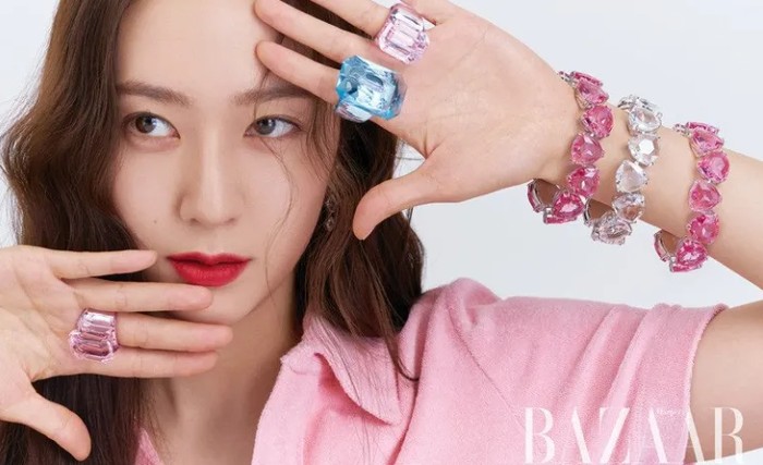 Tidak hanya krtystal warna bening, perempuan cantik ini juga memamerkan rangkaian perhiasan Swarovski lainnya dengan berbagai warna pastel. Mempunyai aura dingin, mantan idol K-Pop ini tampak cocok dengan konsep dandanan yang ceria. (Foto: harpersbazaar.co.kr)