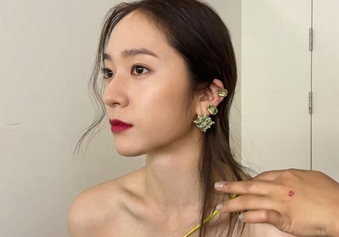 Tidak mau ketinggalan, Krystal juga sempat membagikan foto-foto di balik layar pemotretannya bersama Swarovski. Sontak aja foto-foto ini sukses membuat netizen iri dengan wajahnya yang cantik menawan bagai Dewi. (foto: instagram.com/vousmevoyez)