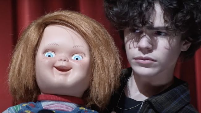 Aksi Chucky Tebar Teror dalam Teaser Terbaru Layanan saluran televisi berbayar SYFY merilis teaser terbaru dari serial Chucky dalam panel Legacy of Chucky di acara Comic-Con pada Minggu (25/7).