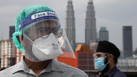 Covid-19 Malaysia Naik Hampir 60 Persen, Warga Kembali Borong Masker