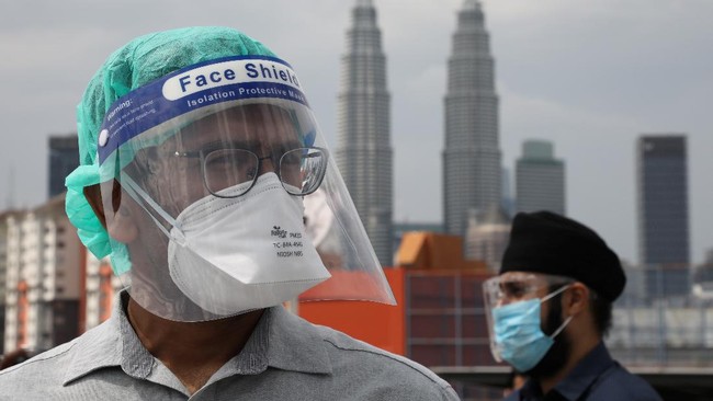 Kasus Covid-19 di Malaysia dikabarkan melonjak hingga 57,3 persen dalam beberapa waktu terakhir hingga membuat warga kembali memborong masker untuk berjaga-jaga