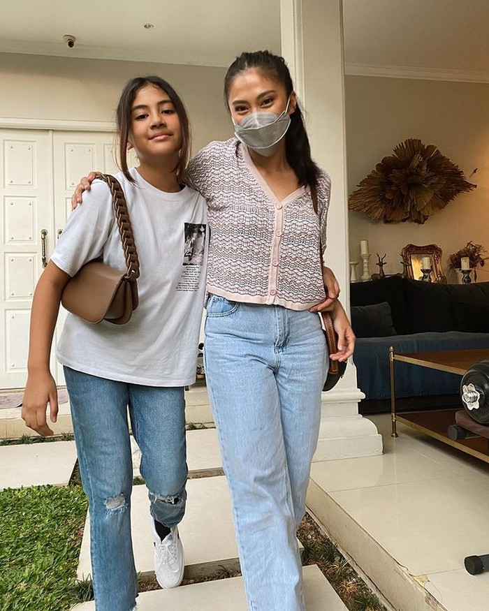 Tyna Kanna Mirdad bergaya casual dengan jeans bersama putrinya Alaia. So, georgeous! /foto:instagram/tynakannamirdad