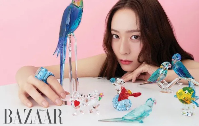 Unik, pemotretan kali ini Krystal terlihat bermain-main dengan pajangan yang masih berbahan Swarovski lainnya. Di foto ini, Krystal seperti gadis remaja yang polos bukan? Padahal tidak disangka jika kini usianya beranjak 27 tahun. (Foto: harpersbazaar.co.kr)
