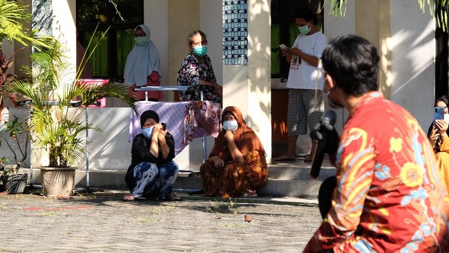Setelah negatif Covid, Wali Kota Solo Gibran Rakabuming kembali beraktivitas, salah satunya mendampingi Panglima TNI tinjau warga jalani isolasi.