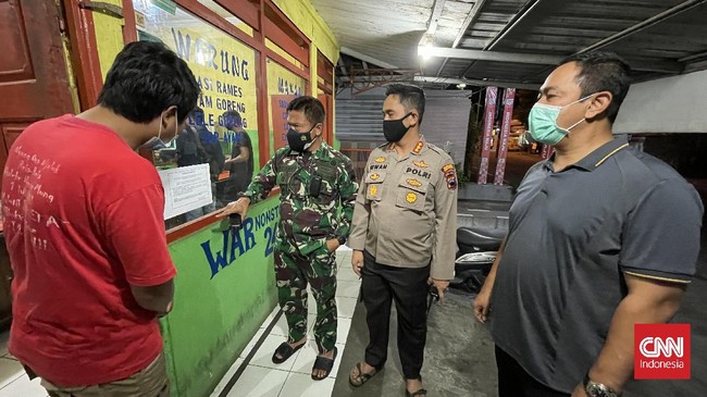 Wali Kota Semarang Hendrar Prihadi membuat aturan berbeda dengan Instruksi Mendagri soal tempat makan, yakni mengijinkan pengunjung hingga 30 persen.