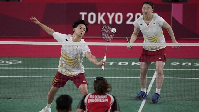 Praveen Jordan/Melati Daeva Oktavianti gagal jadi juara grup C setelah kalah dari Yuta Watanabe/Arisa Higashino dengan skor 13-21, 10-21.