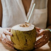 Benarkah Konsumsi Air Kelapa Setelah Vaksin Memberi Efek Baik? Simak Penjelasan Ahli di Sini