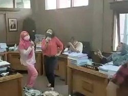 Heboh Anggota DPRD Solo Karaokean-Joget Bareng di Ruang Komisi