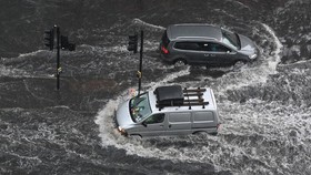 Tips Berkendara Aman Saat Banjir