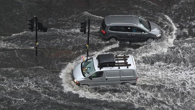 Banjir Terjang London, Stasiun Kereta Bawah Tanah Terendam Hujan lebat disertai petir memicu banjir besar di London, Inggris, yang merendam jalan utama hingga stasiun kereta bawah tanah pada Senin (26/7).