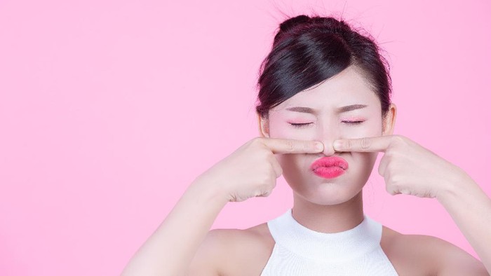 Sulit Bedakan Komedo Whitehead dan Blackhead? Ini Daftar Fakta yang Wajib Kamu Catat! Sulit Bedakan Komedo Whitehead dan Blackhead? Ini Daftar Fakta yang Wajib Kamu Catat!